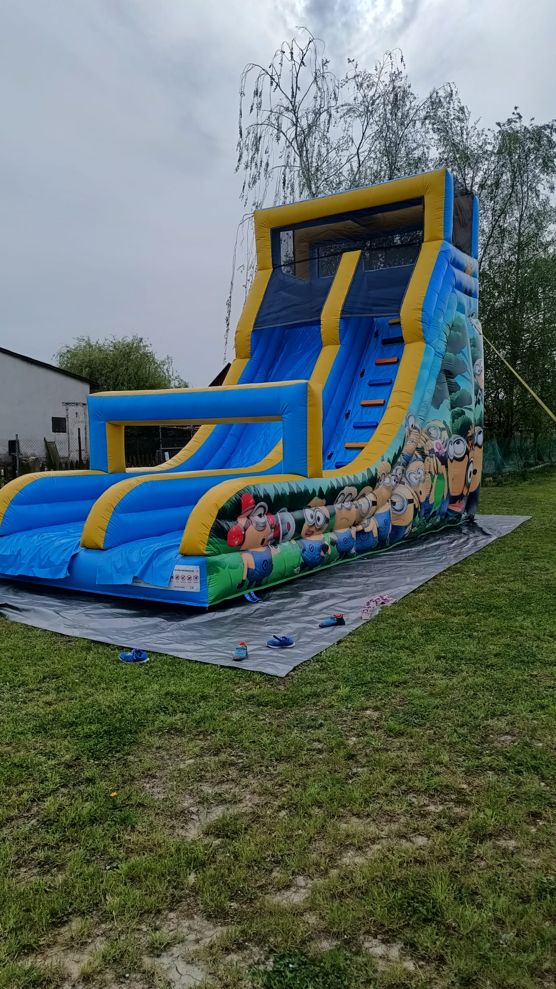 Dmuchaniec Minionki Kraków – wynajem zjeżdżalni dmuchanej na festyn